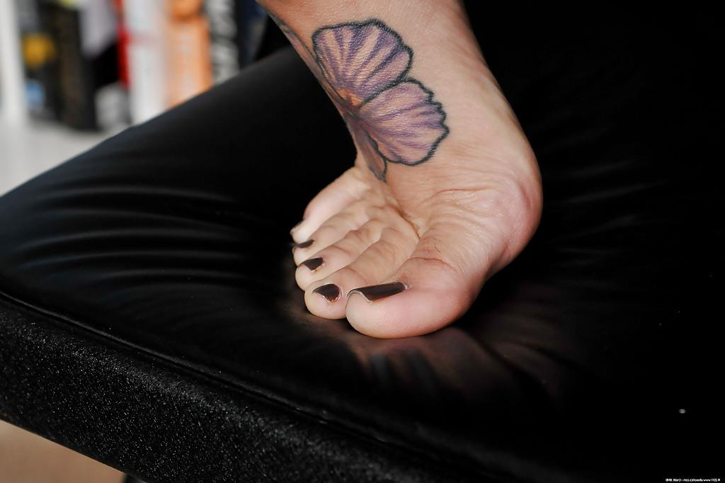 16P Self-disciplined Latina babe Kami Li shows tattoos on her feet