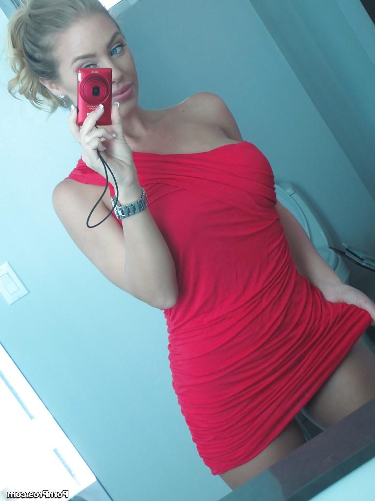 16P Ravishing blonde babe Nicole Aniston uncovering her gorgeous body