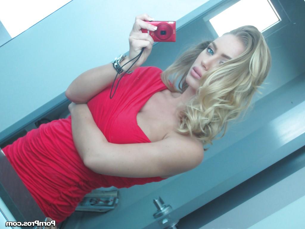 16P Ravishing blonde babe Nicole Aniston uncovering her gorgeous body