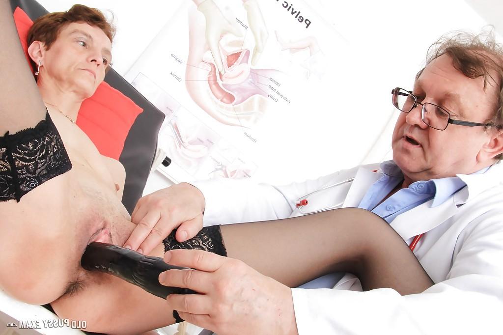16P Mature lady Rozi spreading hairy granny pussy for speculum insertion
