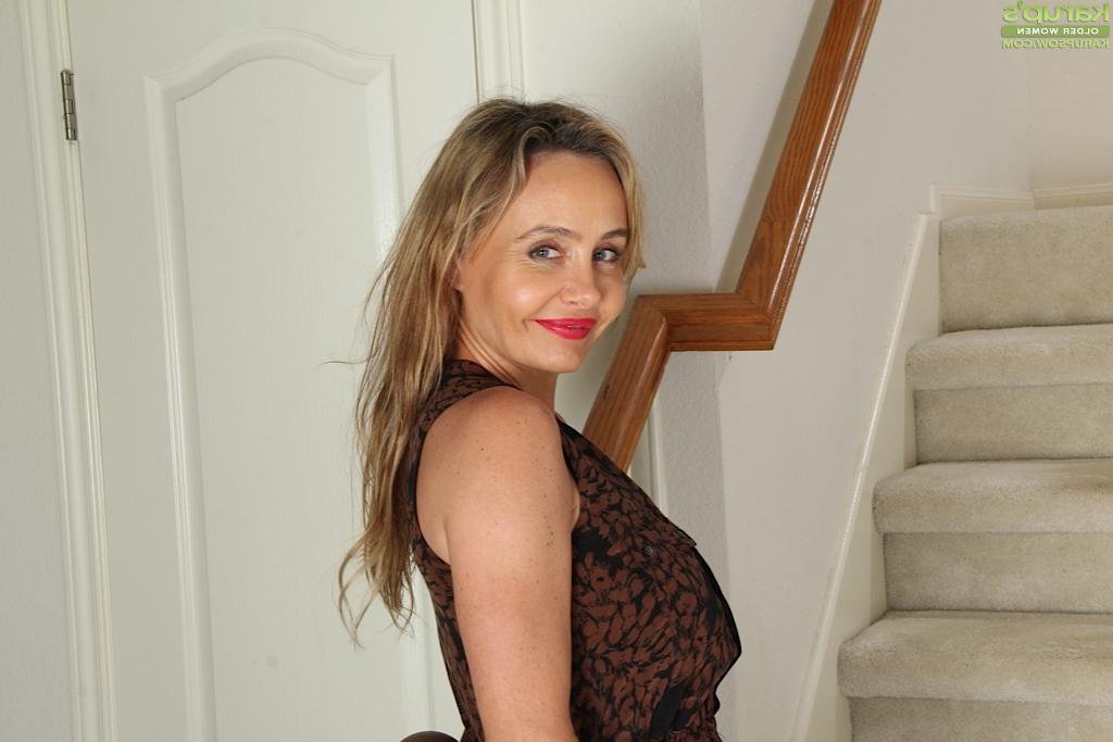 16P Sexy babe with nice ass Chelsey Townes demonstrates her stunning tits
