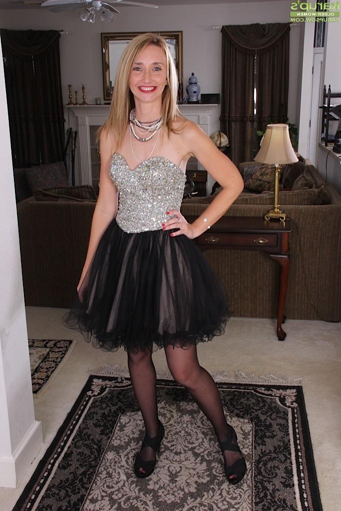16P Older model Heidi Van Moore flashing no panty upskirt before posing nude