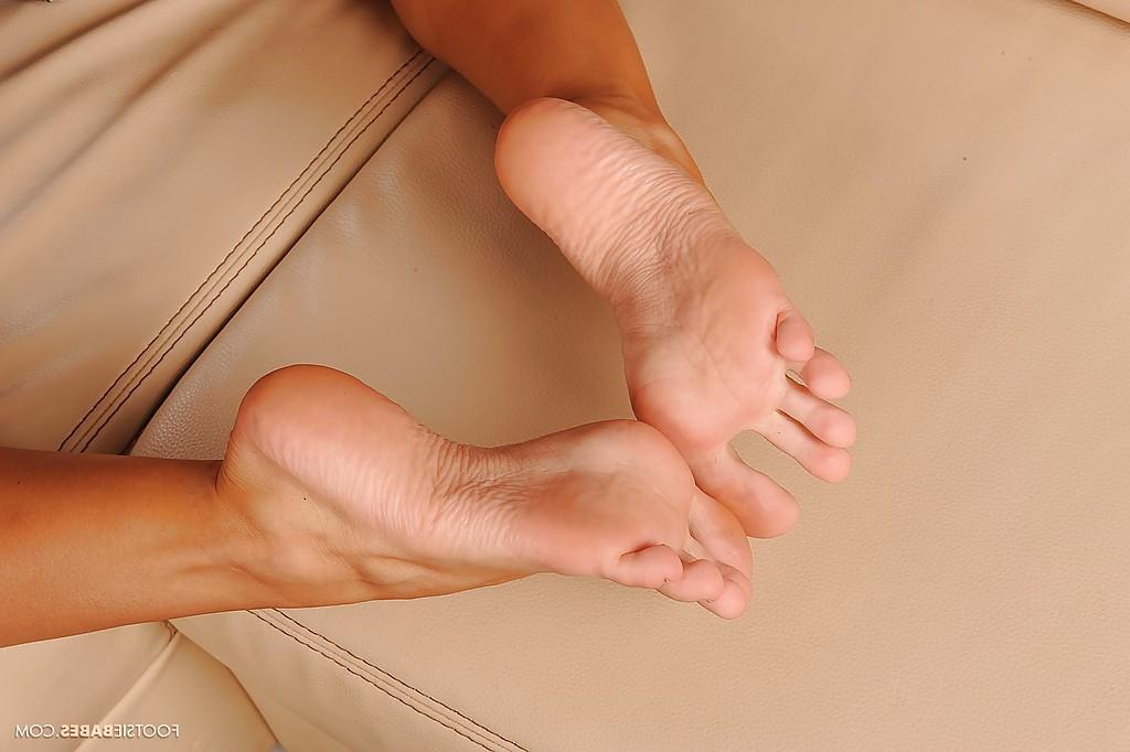 16P Seductive babe Anita Pearl showcasing her barefeet and sucking her toes