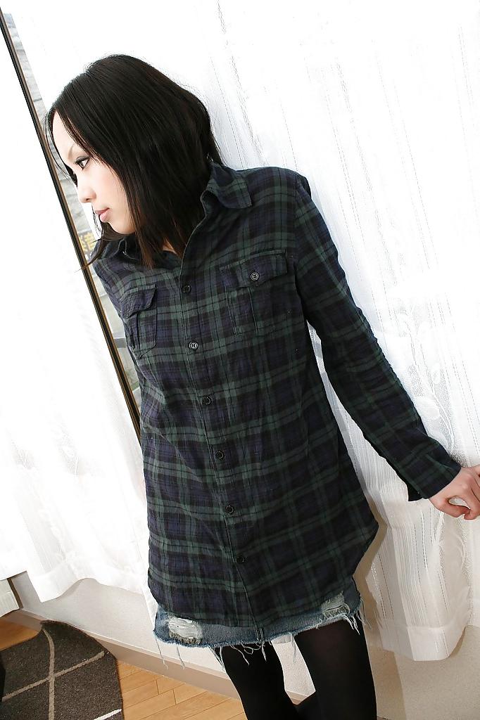 16P Foxy asian teen Saki Masuda undressing and spreading her legs