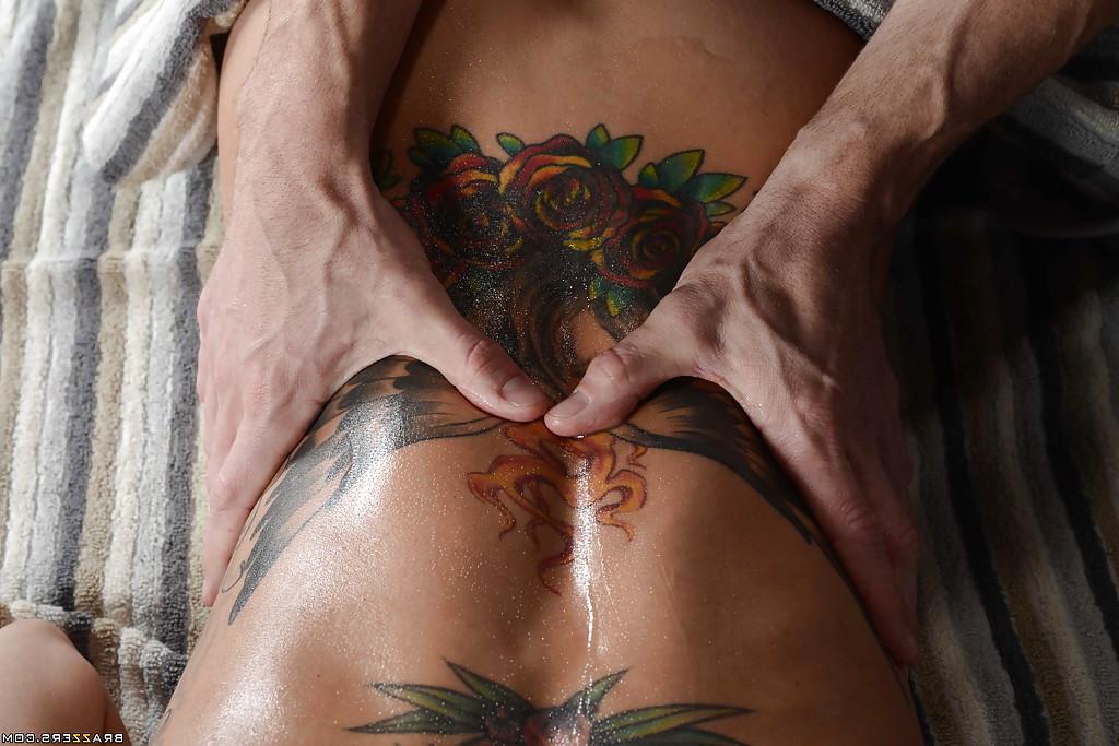 16P Luscious vixen with big tits and tattoos enjoys an oily pussy fucking
