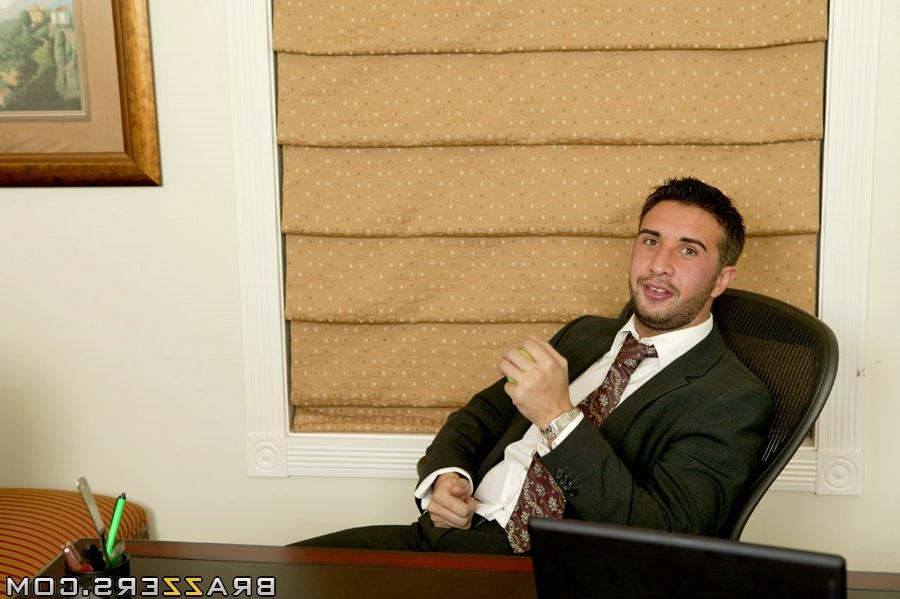 16P Big titted babe in the office Rachel RoXXX shows a deepthroat bj