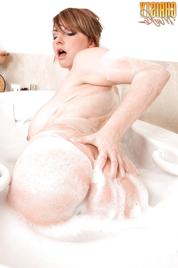 16P Solo girl Christy Marks displaying nice ass and huge hanging tits in bath