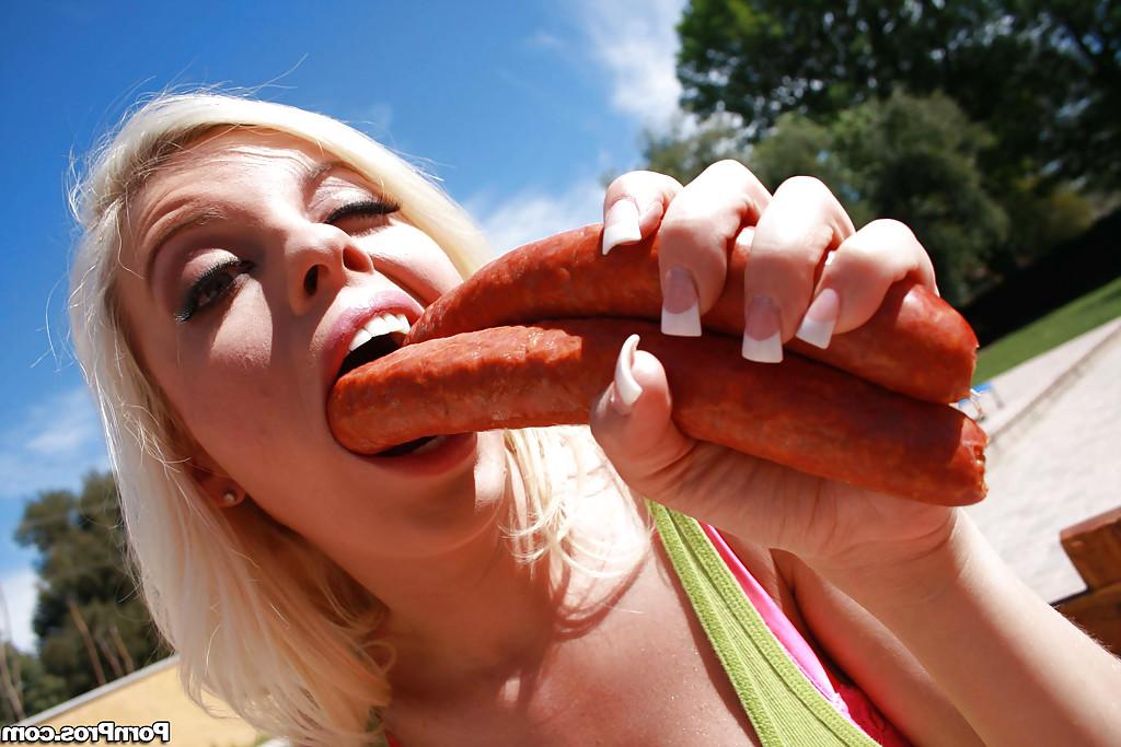 16P Blonde babe in sexy shorts Britney Amber practices deepthroat blowjobs