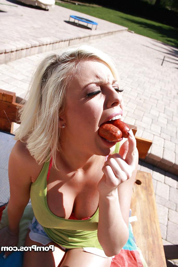 16P Blonde babe in sexy shorts Britney Amber practices deepthroat blowjobs