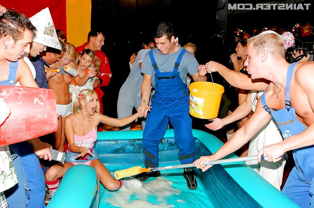 16P Bibi Fox & Virus Vellons have some fun at the wild groupsex foam party
