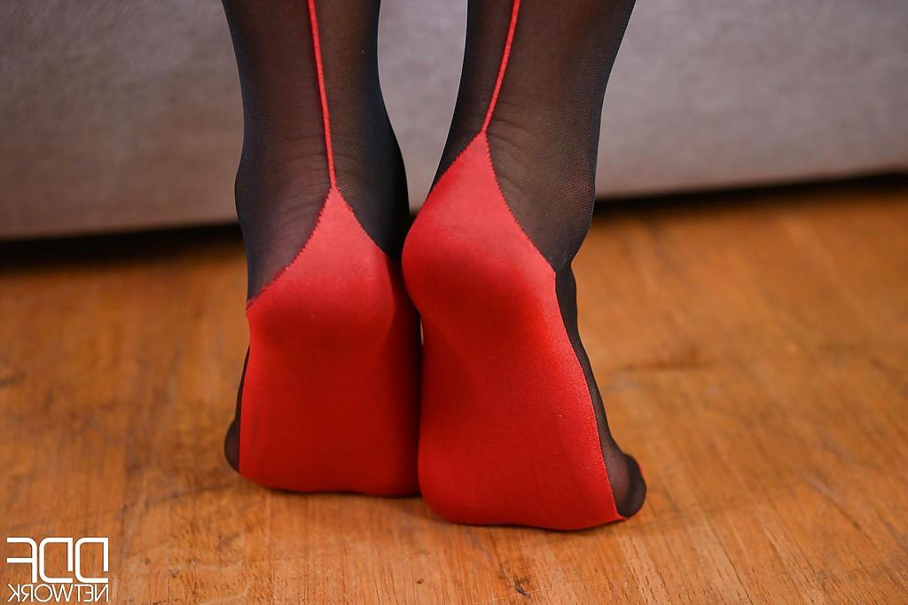 16P Leggy babe Natalia Forrest sheds sexy pantyhose before toying pussy