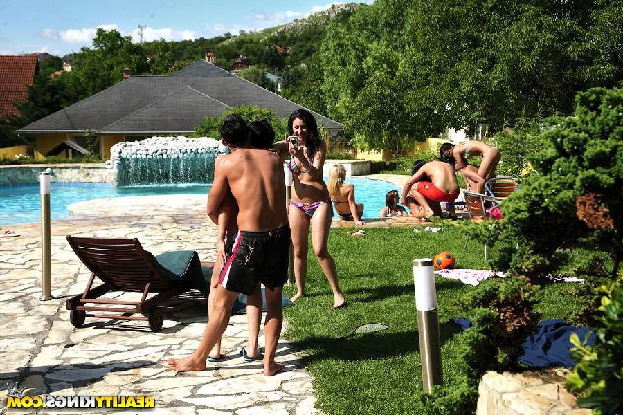 16P Chaudasses en chaleur faisant des pipes et baisant du hardcore à la fête à la piscine