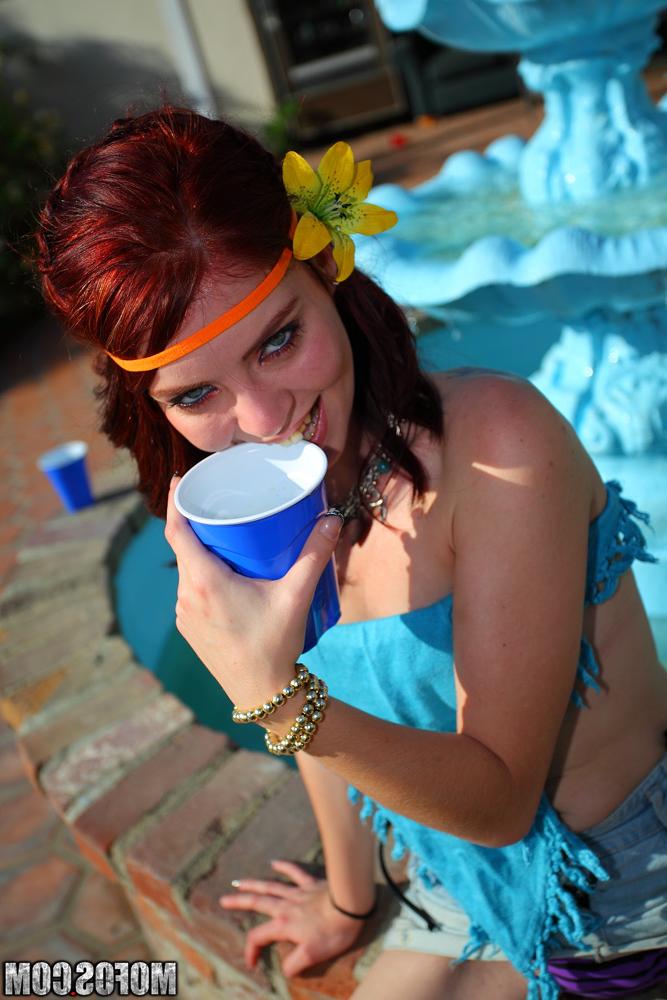 16P Teen babes Jessie and Cindy getting naked at the party outdoor