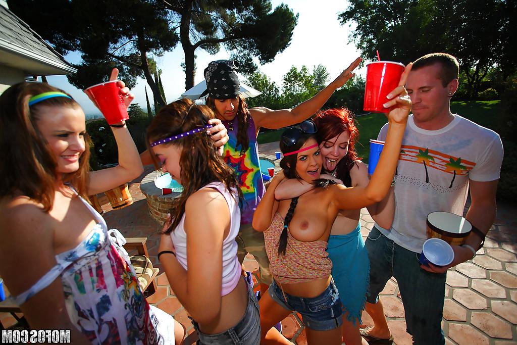 16P Teen babes Jessie and Cindy getting naked at the party outdoor