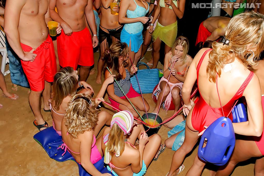 16P Slutty babes giving deepthroat blowjobs at the wild sex party