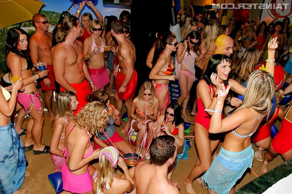 16P Slutty babes giving deepthroat blowjobs at the wild sex party