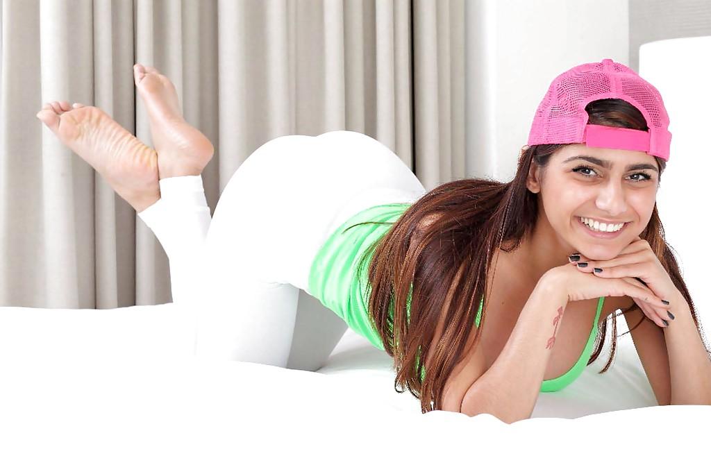 16P Top pornstar Mia Khalifa presents her perfect ass and huge tits