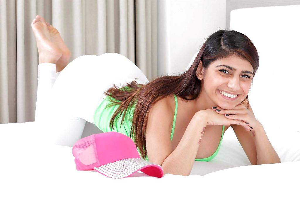 16P Top pornstar Mia Khalifa presents her perfect ass and huge tits