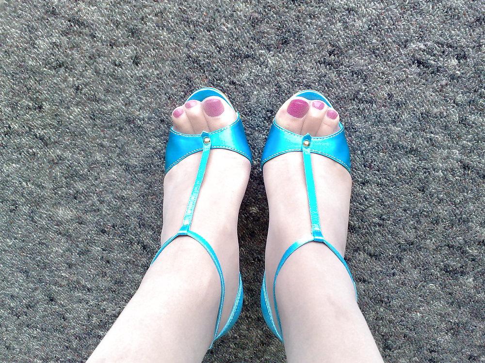 13P My sexy toes in sum hose