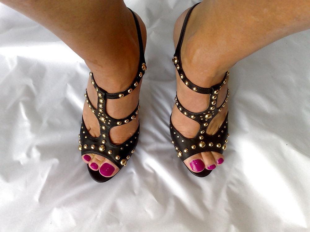 13P My sexy toes in sum hose