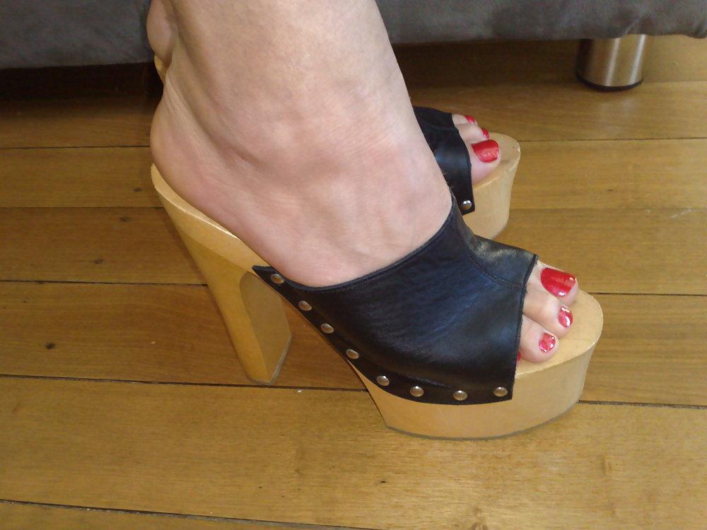 13P My sexy toes in sum hose