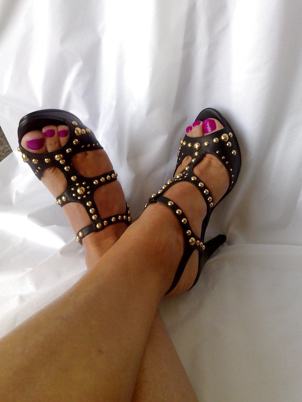 13P My sexy toes in sum hose