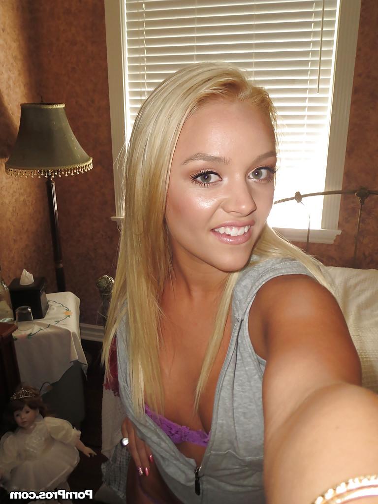 14P Alexis Monroe is doing some fantastic self shots while naked