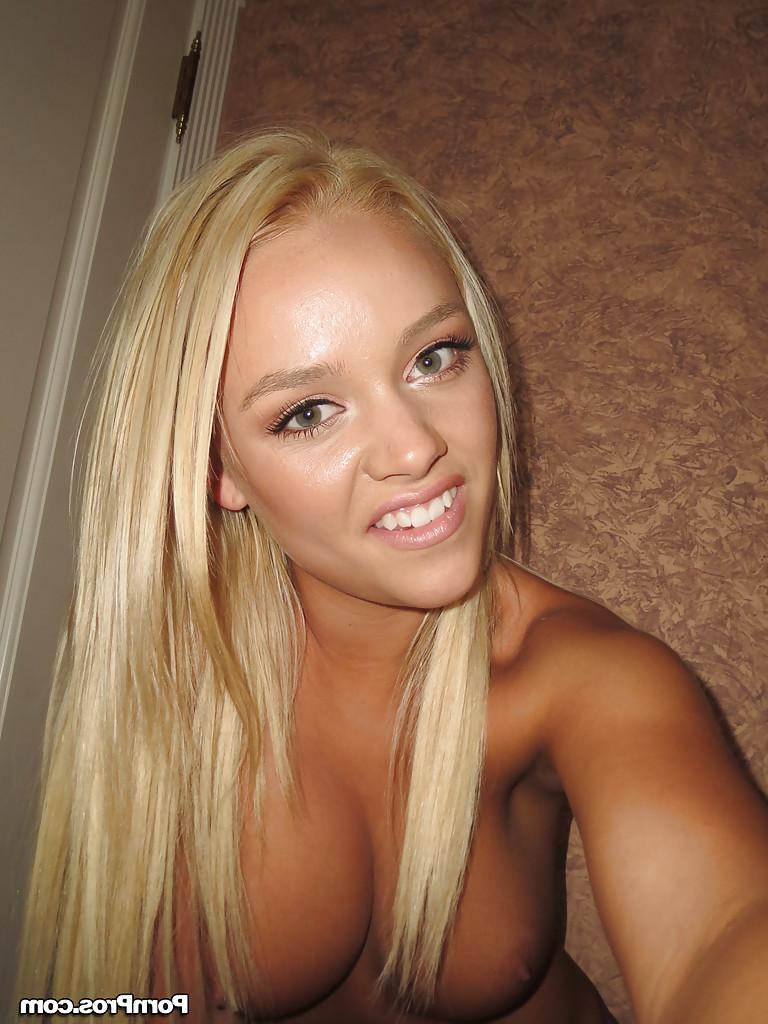 14P Alexis Monroe is doing some fantastic self shots while naked