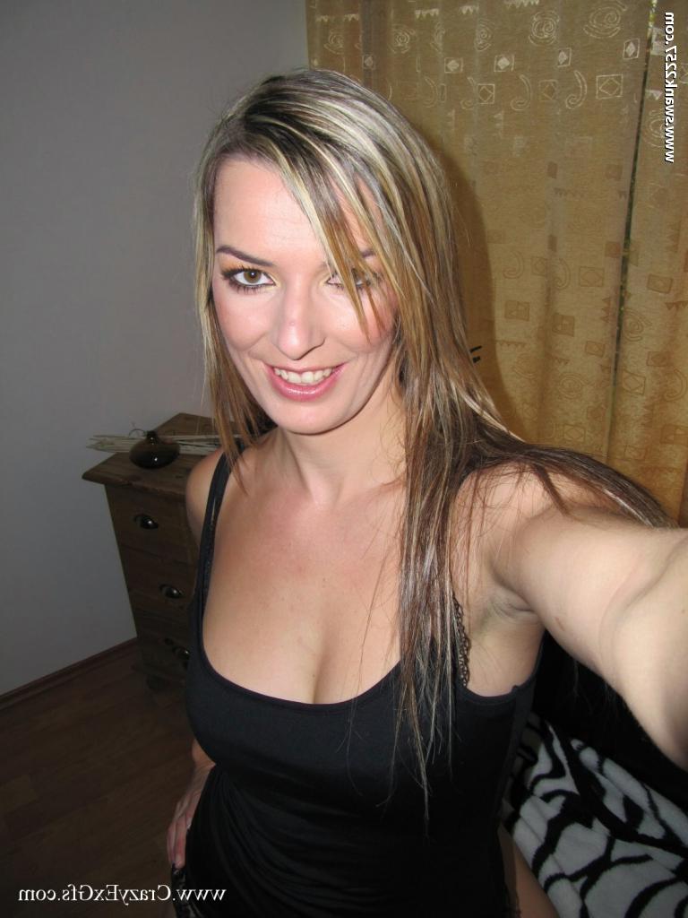 16P Stunning babe showing off her big jugs and shaved honey pot