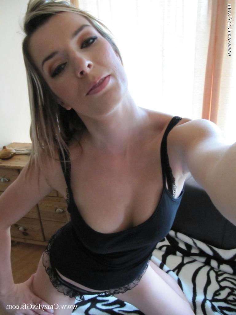 16P Stunning babe showing off her big jugs and shaved honey pot