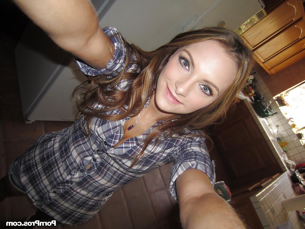16P Kennedy Nash is doing some outstanding self shots while she is naked