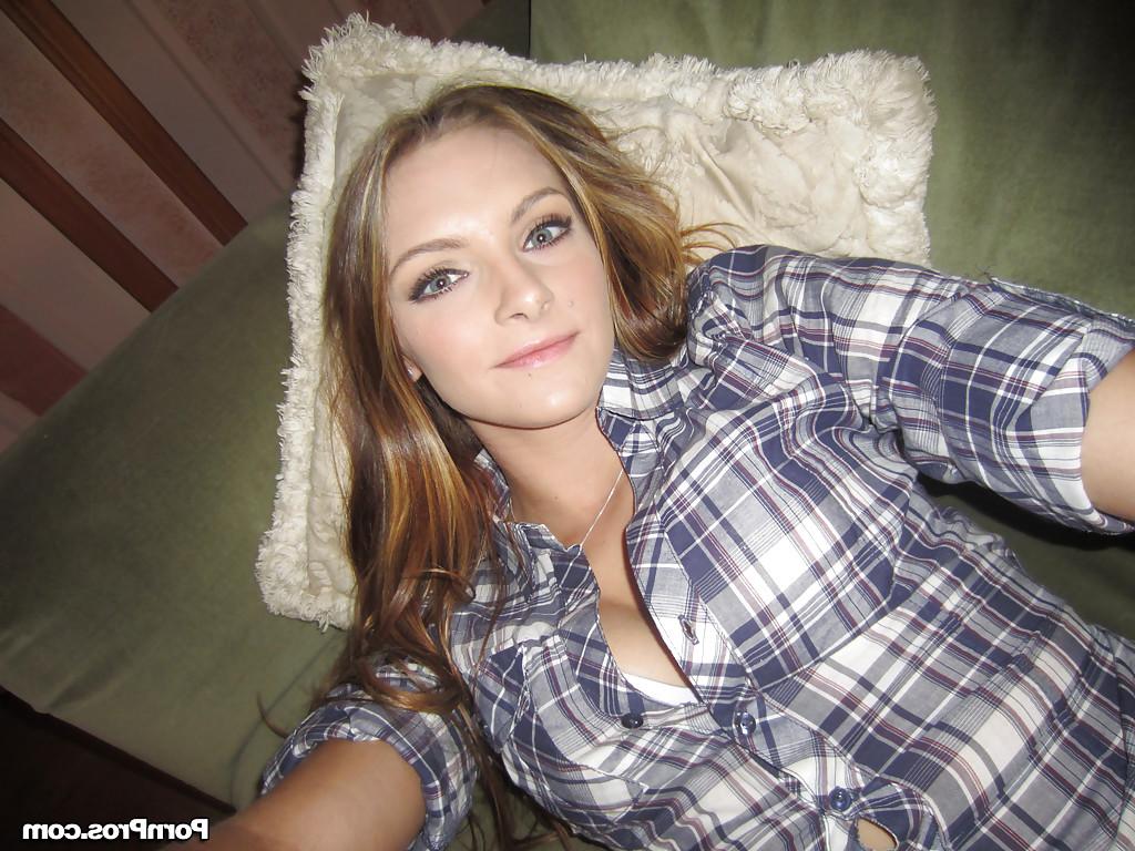 16P Kennedy Nash is doing some outstanding self shots while she is naked
