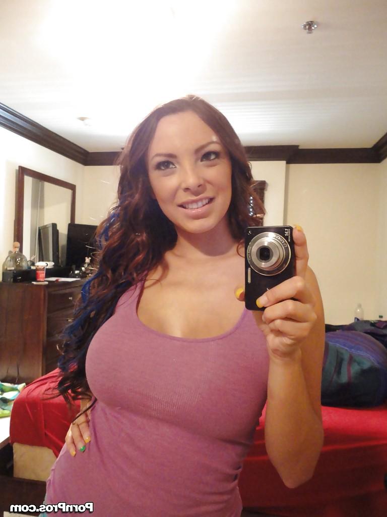 16P Sexy amateur babe Danni Cole strips and spreads her pussy lips