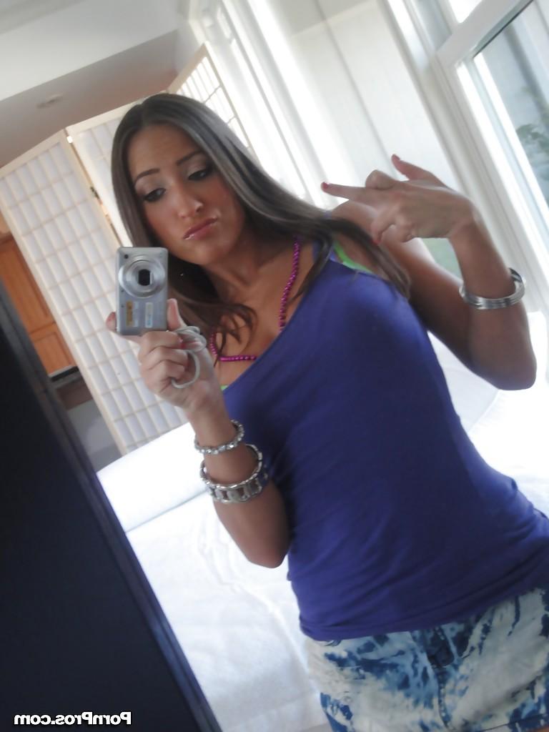 16P Sensual young chick Lizz Tayler is making some cute seslfies