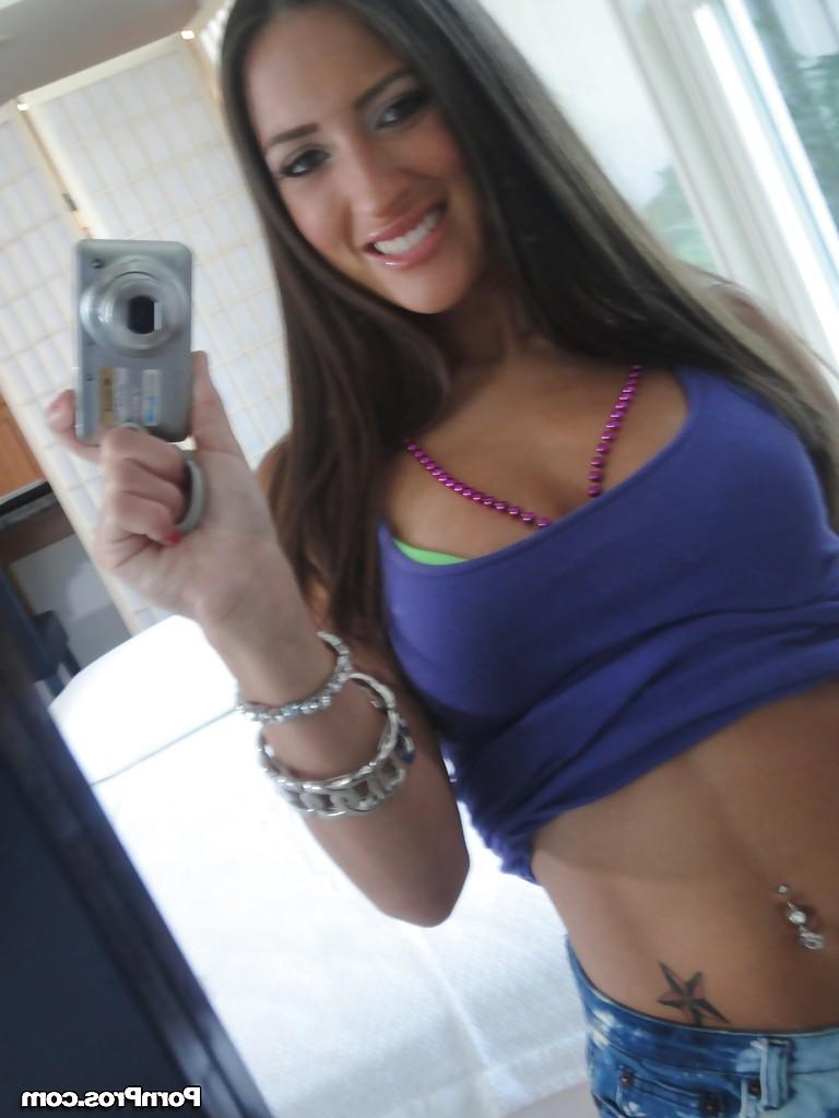 16P Sensual young chick Lizz Tayler is making some cute seslfies