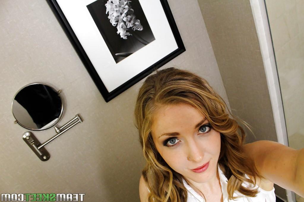 12P Amateur babe Karla Kush does a lot of nice and sexy self shots