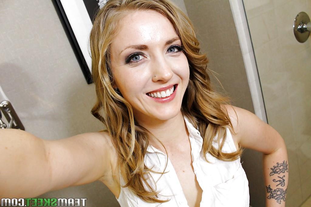 12P Amateur babe Karla Kush does a lot of nice and sexy self shots