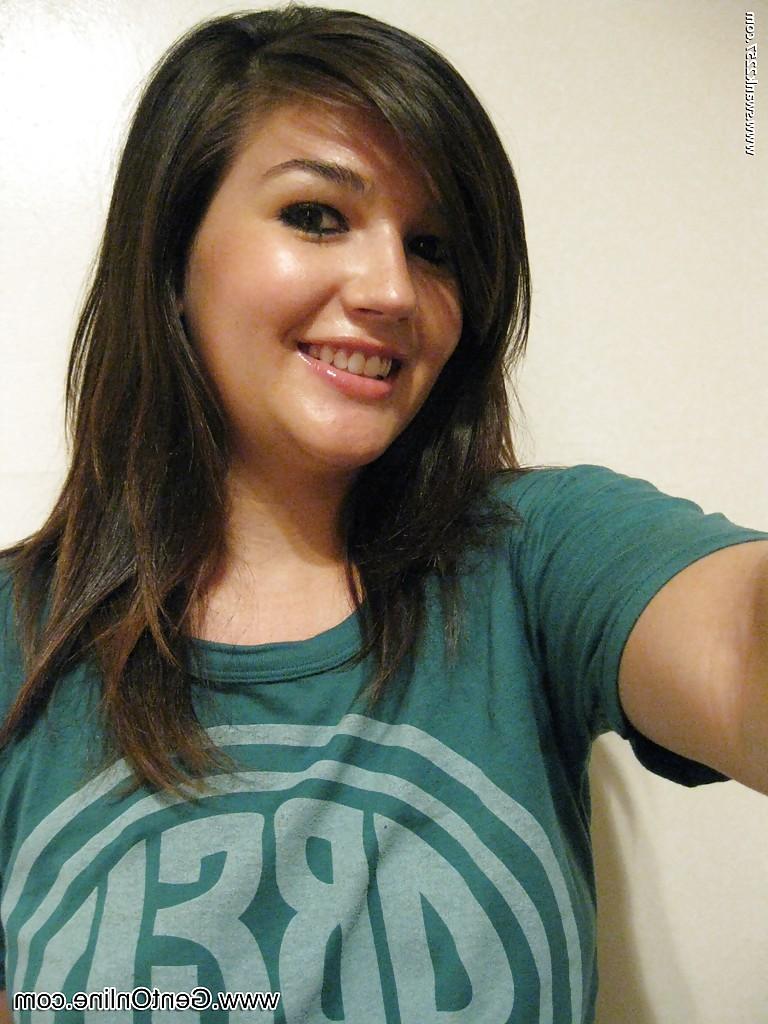 16P Mit einer Kamera macht Babe Veronica M. ein paar Bilder von ihren natürlichen Vorzügen
