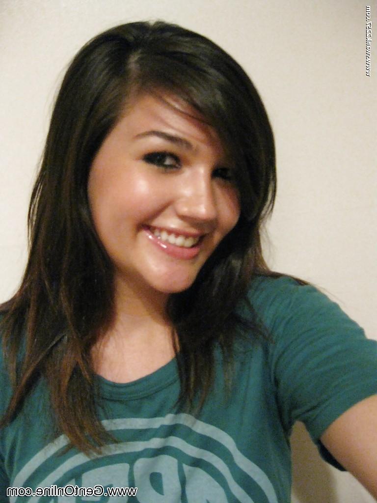 16P Mit einer Kamera macht Babe Veronica M. ein paar Bilder von ihren natürlichen Vorzügen