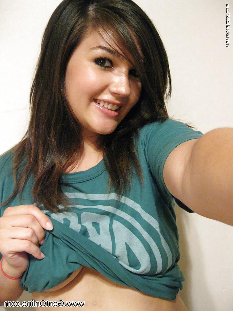 16P Mit einer Kamera macht Babe Veronica M. ein paar Bilder von ihren natürlichen Vorzügen