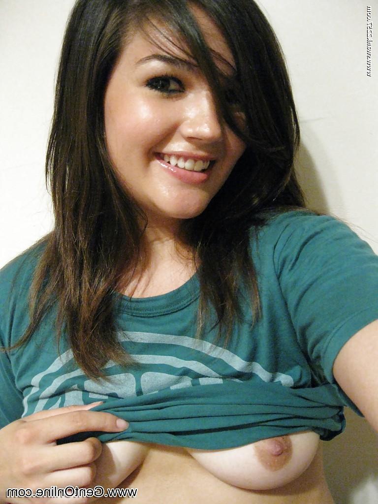 16P Mit einer Kamera macht Babe Veronica M. ein paar Bilder von ihren natürlichen Vorzügen