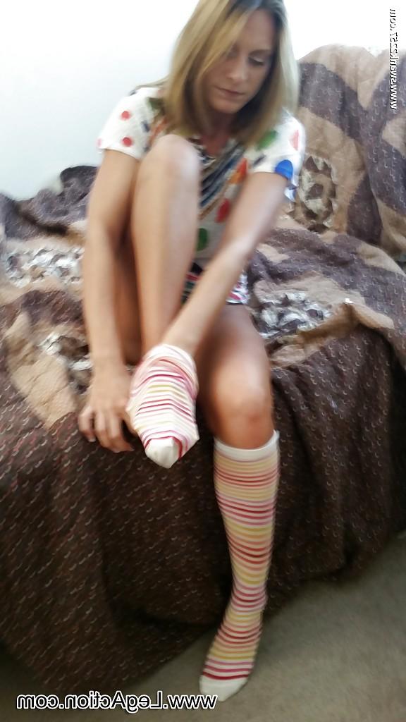 16P Spreading wide her longs legs milf Madison B uses a toy on her pussy