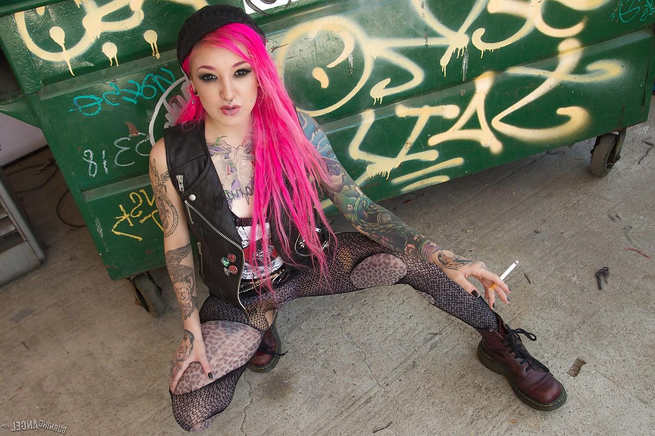 15P Smoking tattooed Kelsi Lynn in ripped pantyhose flaunting naked ass in alley