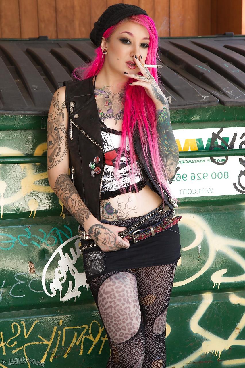 15P Smoking tattooed Kelsi Lynn in ripped pantyhose flaunting naked ass in alley