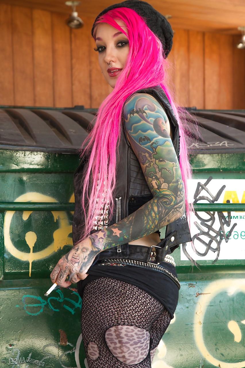 15P Smoking tattooed Kelsi Lynn in ripped pantyhose flaunting naked ass in alley