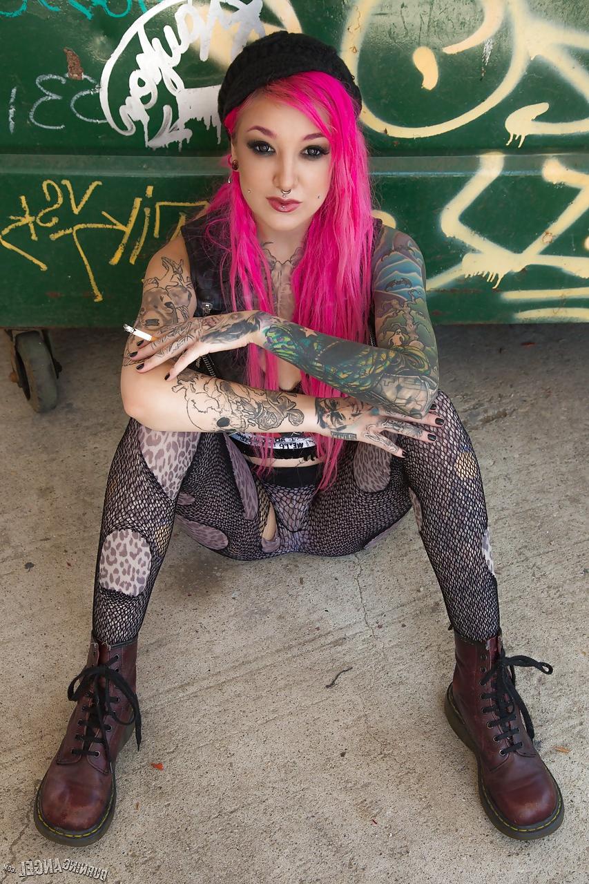 15P Smoking tattooed Kelsi Lynn in ripped pantyhose flaunting naked ass in alley