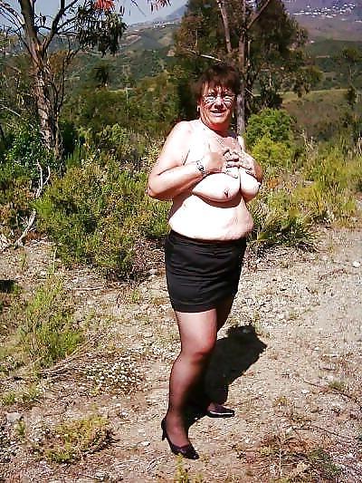 20P Older women naked outdoor 2.