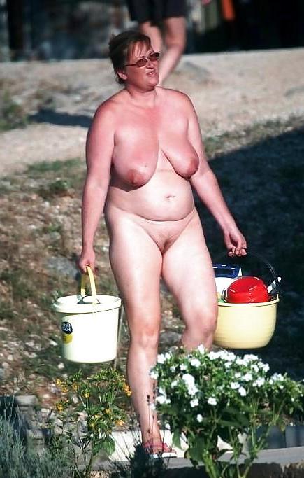 20P Older women naked outdoor 2.