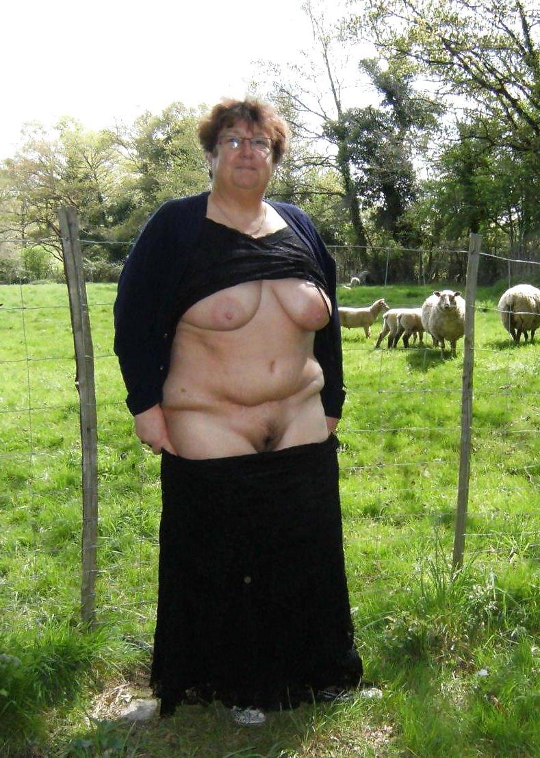 20P Older women naked outdoor 2.