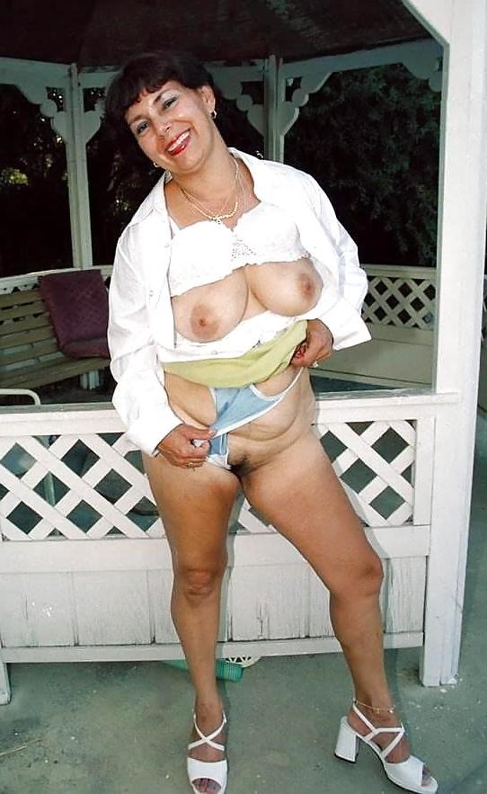 20P Older women naked outdoor 2.